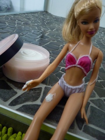 Barbie testant le baume nourrissant à la fleur de coton de Sephora