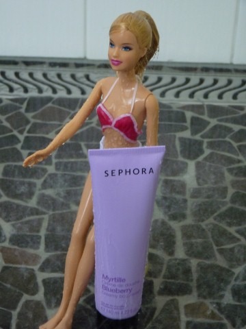 Barbie testant le gel douche à la myrtille de Sephora