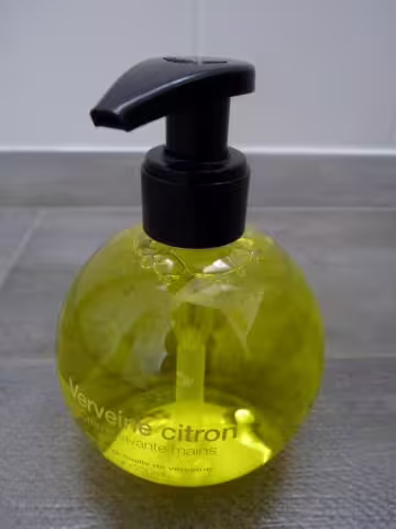Barbie teste le savon verveine citron de Sephora