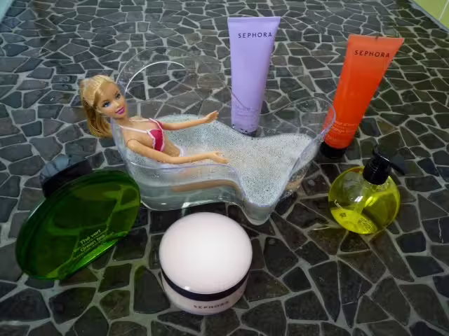 Barbie testant la gamme Bain de Sephora