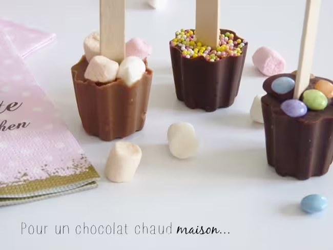 Préparation des sucettes de chocolat pour chocolat chaud maison