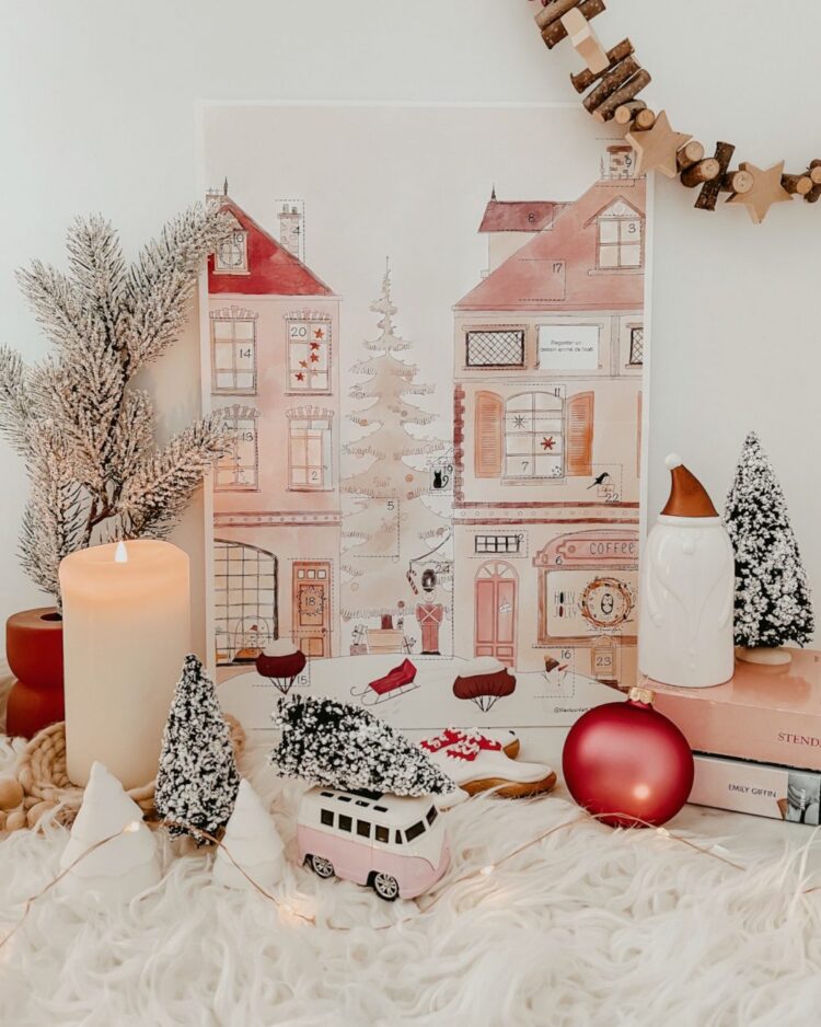 Calendrier de l’Avent illustré dans une décoration de Noël naturelle et lumineuse