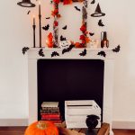 Cheminée décorée pour Halloween avec chauves-souris et citrouilles