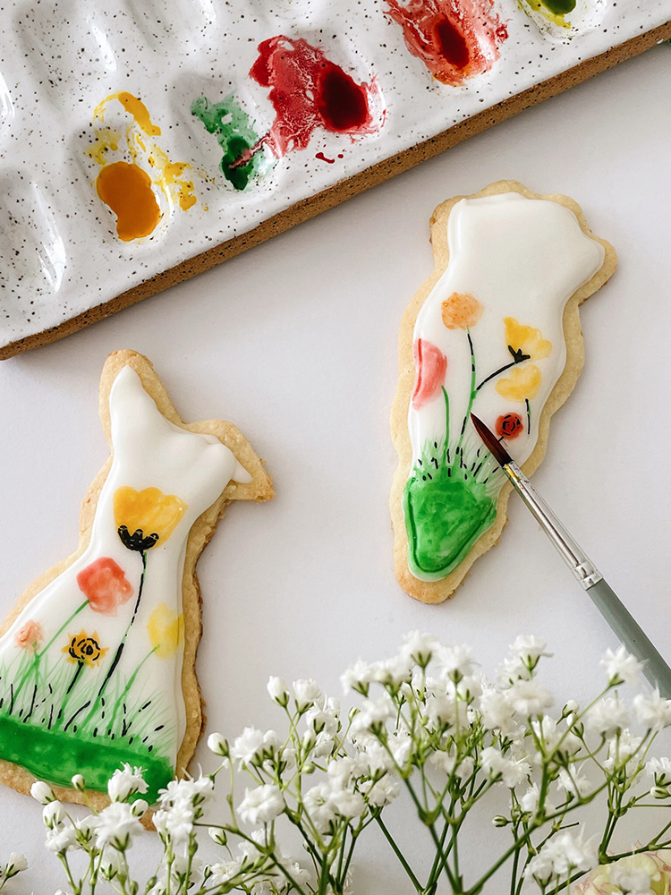 Biscuits avec un glaçage royal et peint à la main avec des colorants alimentaires