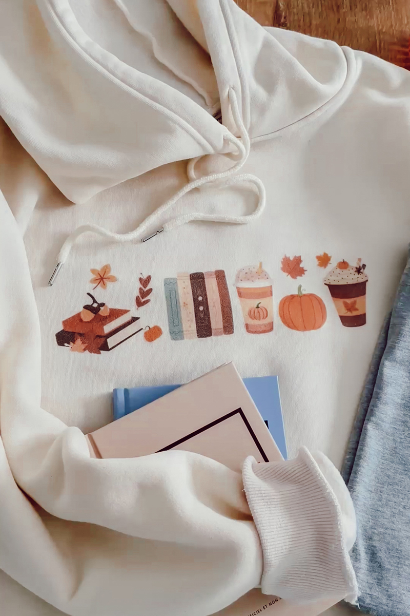 Détail des motifs automnaux sur un sweat à capuche customisé