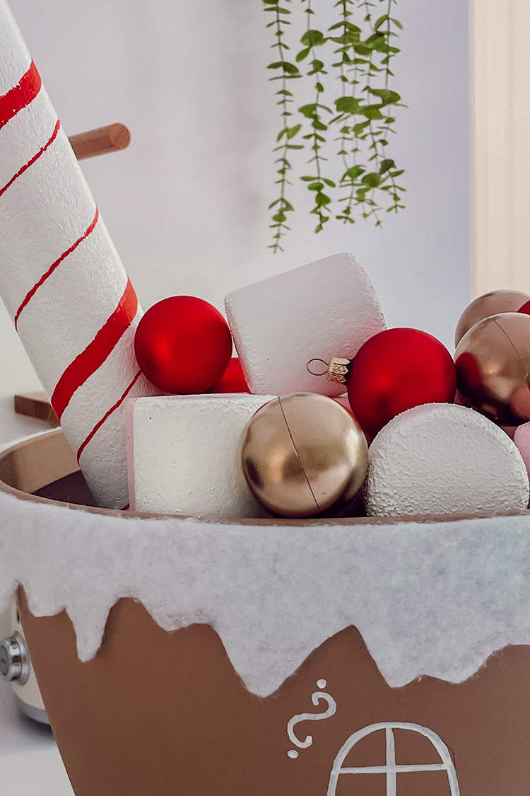 calendrier avent Détail du mug géant de Noël rempli de chamallows et boules rouges dorées