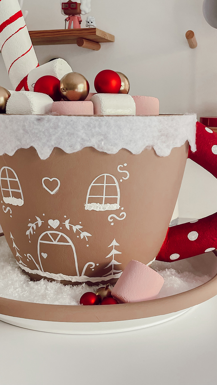 calendrier avent noel original Calendrier de l’Avent original façon mug géant décoré comme une maison pain d’épices