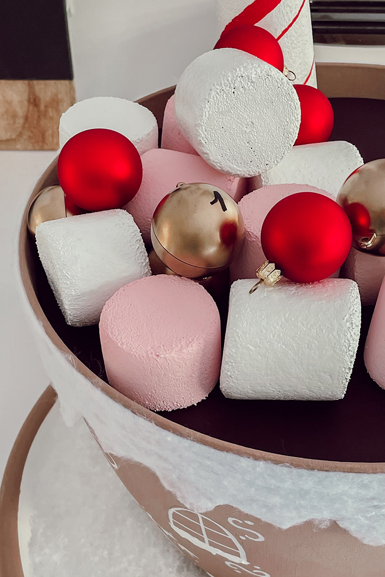 calendrier mug geant Vue d’ensemble du calendrier de l’Avent mug géant garni de boules et chamallows roses et blancs