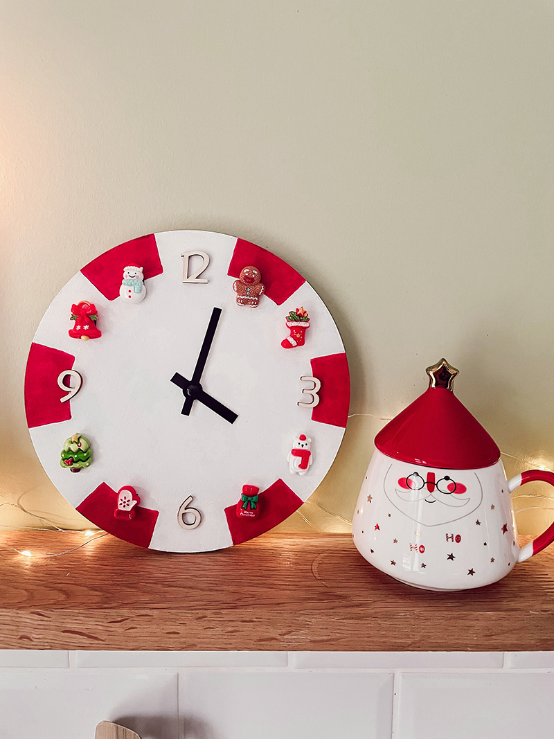 horloge diy noel Gros plan sur le cadran de l’horloge DIY rouge et blanc