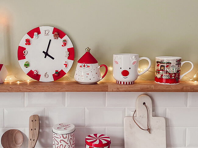 Vue d’ensemble de l’horloge et des décorations rouges et blanches en cuisine