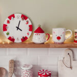 Vue d’ensemble de l’horloge et des décorations rouges et blanches en cuisine