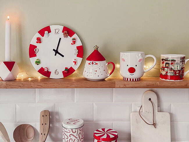 Vue d’ensemble de l’horloge et des décorations rouges et blanches en cuisine
