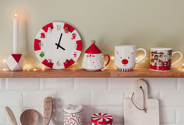 Vue d’ensemble de l’horloge et des décorations rouges et blanches en cuisine