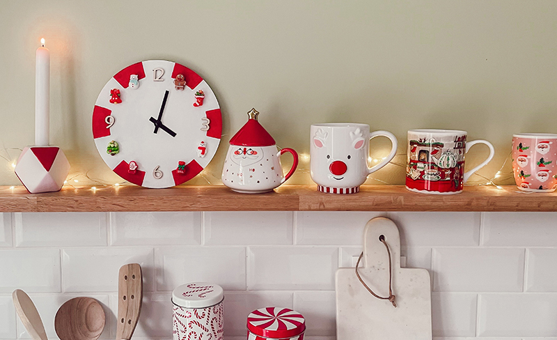 Vue d’ensemble de l’horloge et des décorations rouges et blanches en cuisine
