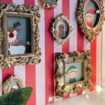 Portrait de la famille Noël dans des cadres dorés à la déco boudoir