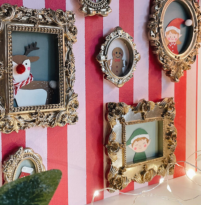 Portrait de la famille Noël dans des cadres dorés à la déco boudoir
