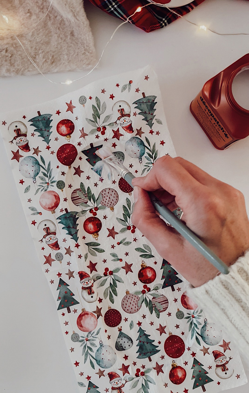 Plateau recouvert d’une serviette imprimée de motifs de Noël, collé uniformément.