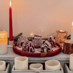 Maisons de Noël en biscuits décorées au glaçage