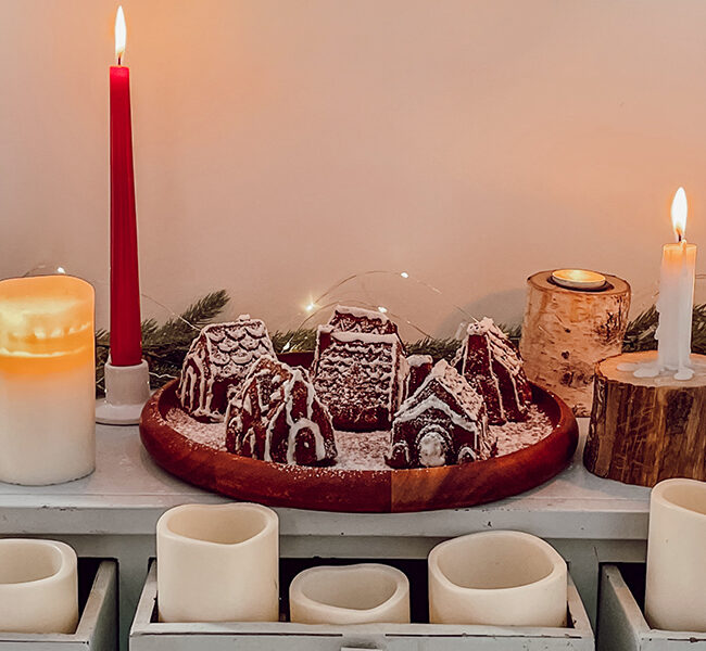 Maisons de Noël en biscuits décorées au glaçage