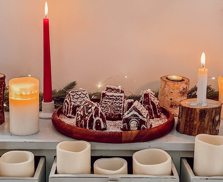 Maisons de Noël en biscuits décorées au glaçage