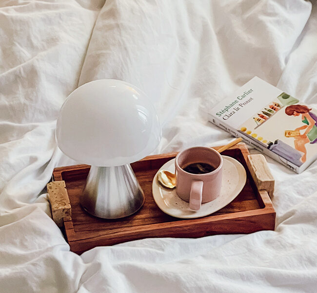 Surmatelas posé sur un lit une place, ambiance cosy et lumineuse