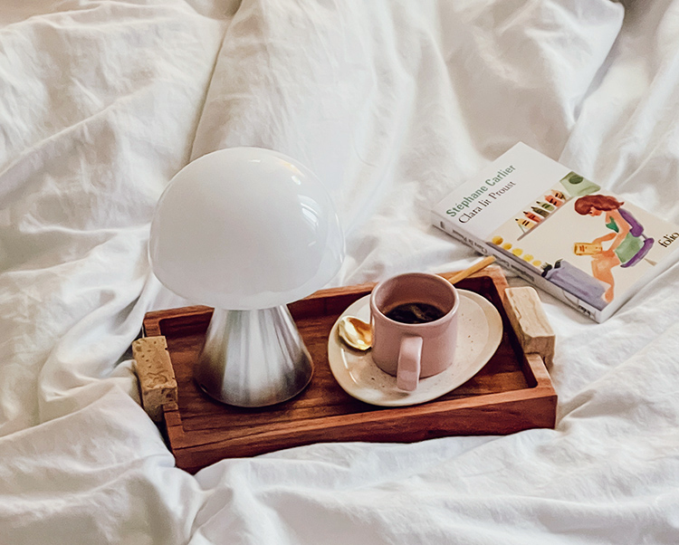 Surmatelas posé sur un lit une place, ambiance cosy et lumineuse