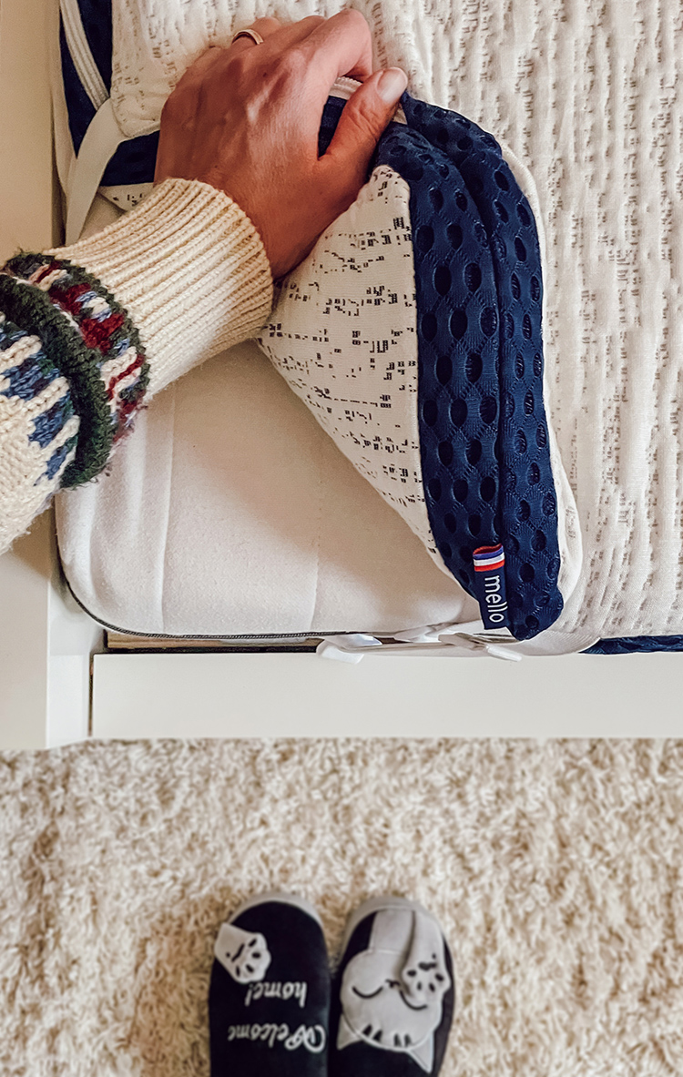 Détail du surmatelas sur un lit d’enfant, linge de lit clair