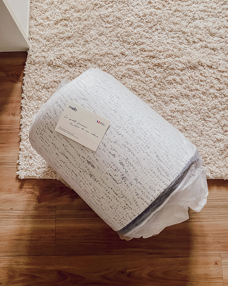 Surmatelas réversible présenté avant installation dans la chambre