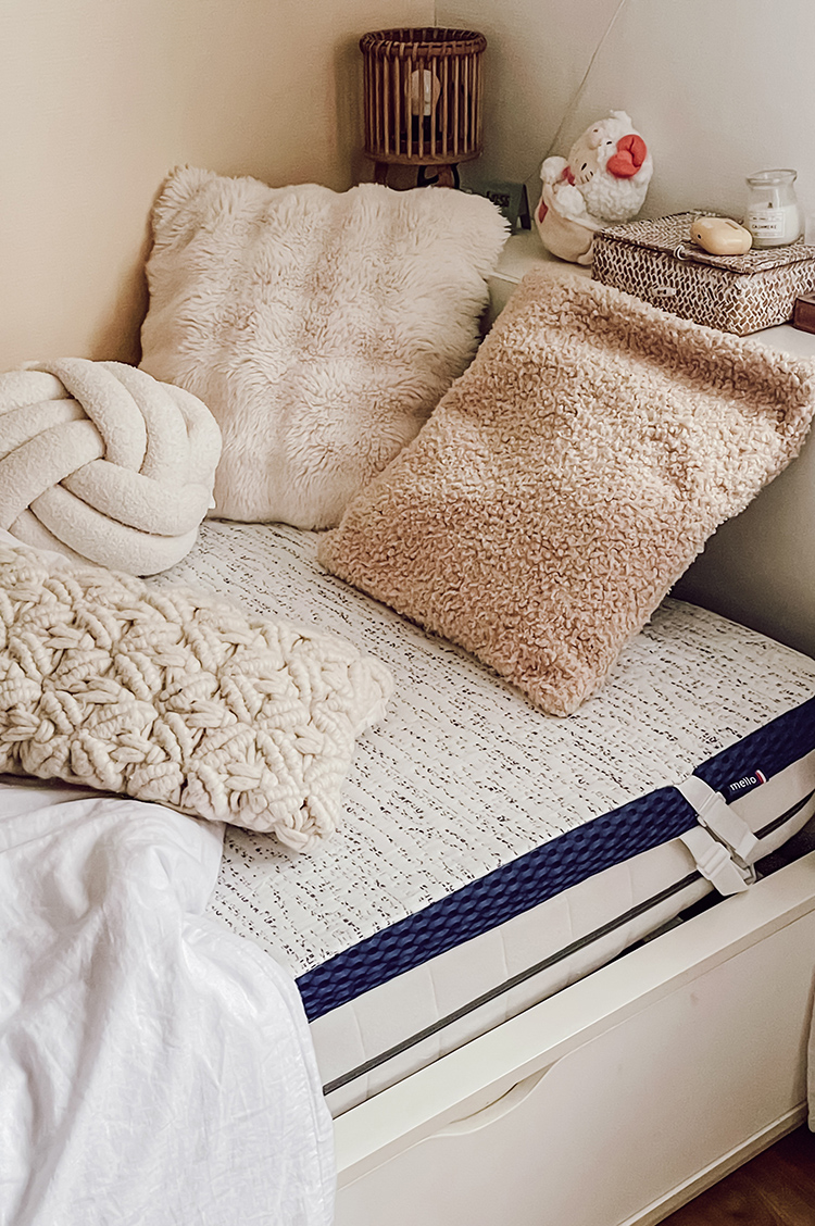 Coin nuit avec lit une place et surmatelas pour plus de confort