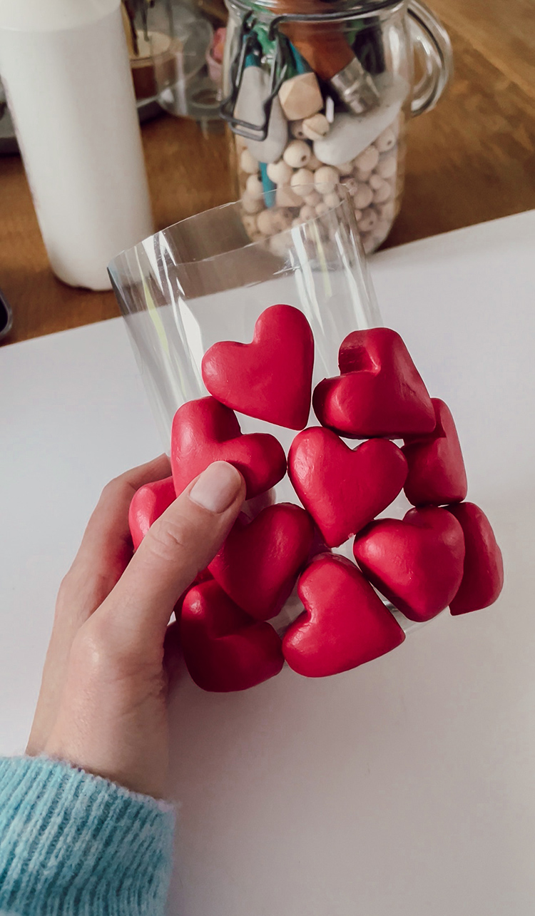 DIY vase en cœurs en argile collés sur une bouteille recyclée