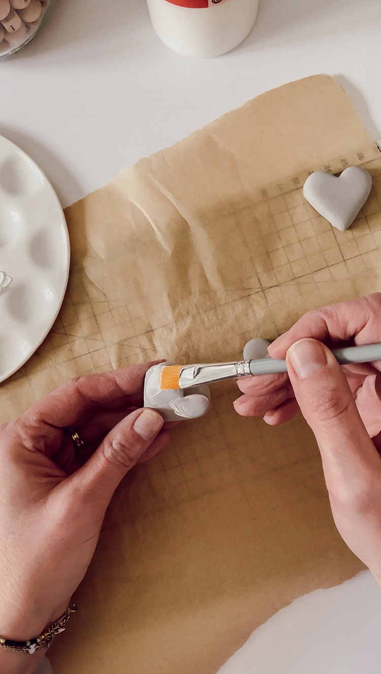 Appliquer du gesso sur des cœurs en argile autodurcissante