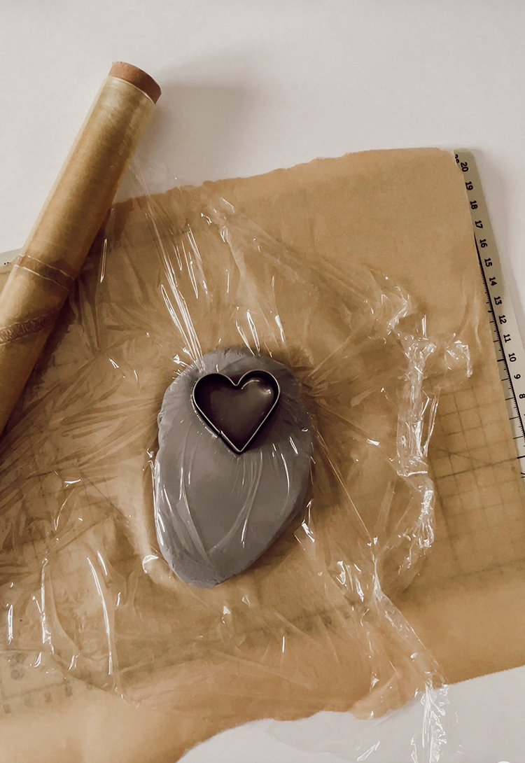 Découper des cœurs dans l’argile pour un vase fait main