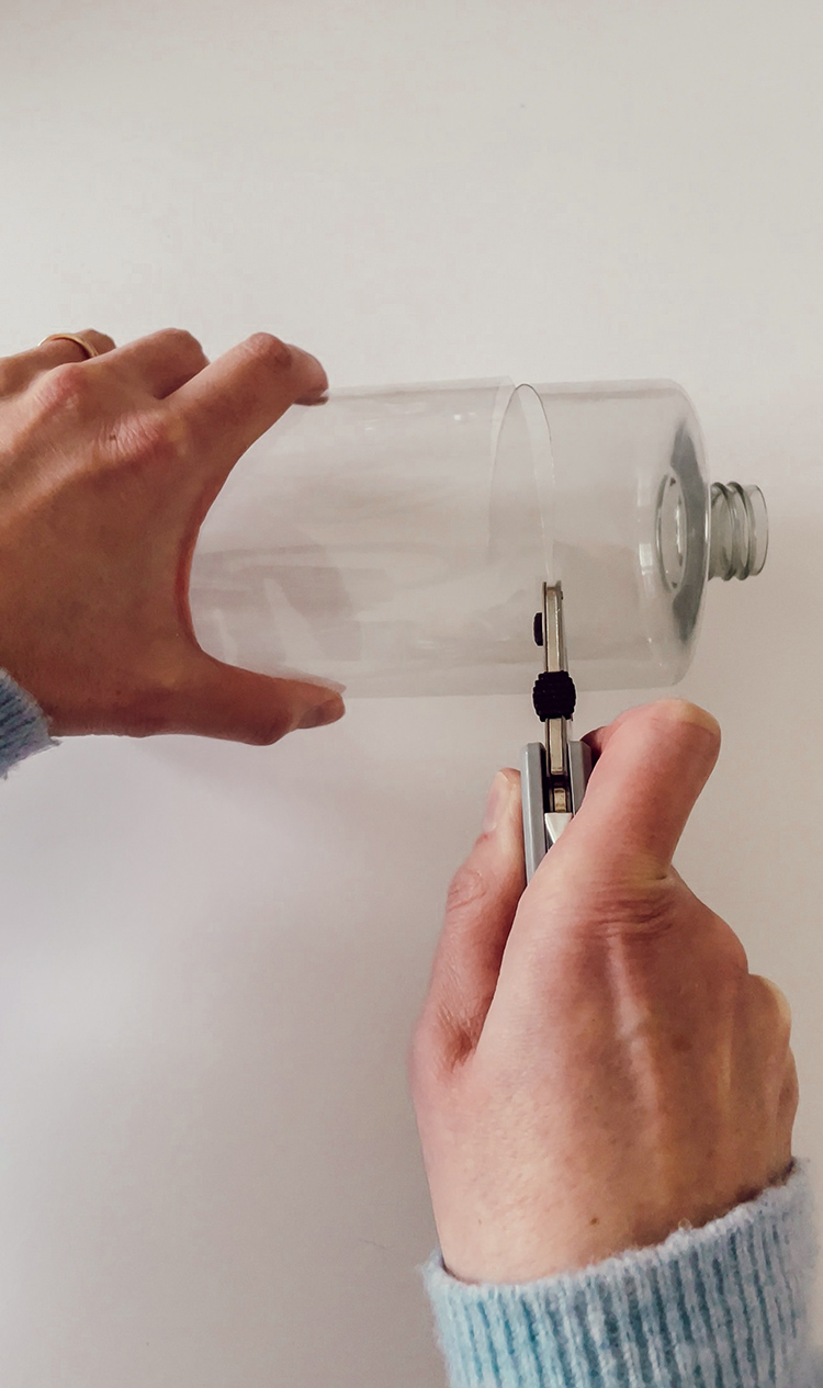 Découper une bouteille en plastique pour créer un vase DIY