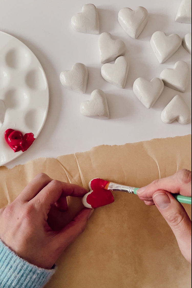Peindre des cœurs en argile pour un vase en relief DIY