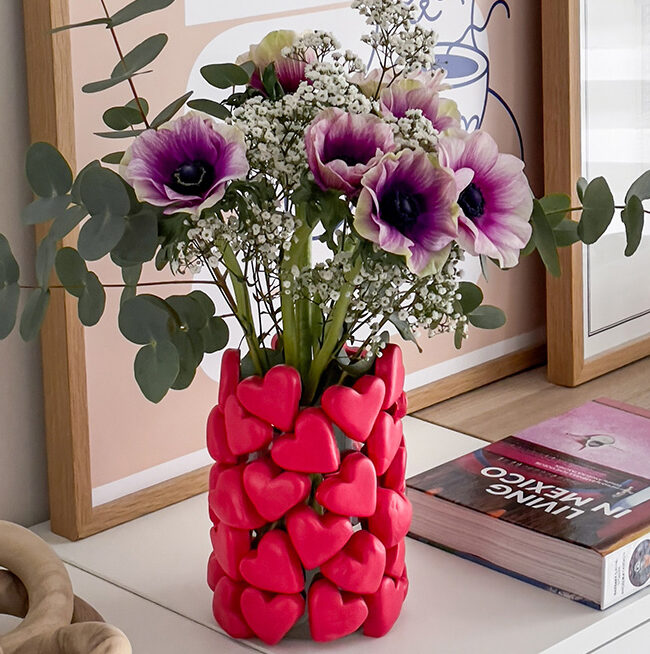 Vase en cœurs DIY rouge réalisé à partir d’une bouteille recyclée