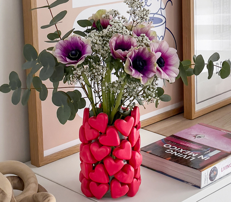 Vase en cœurs DIY rouge réalisé à partir d’une bouteille recyclée