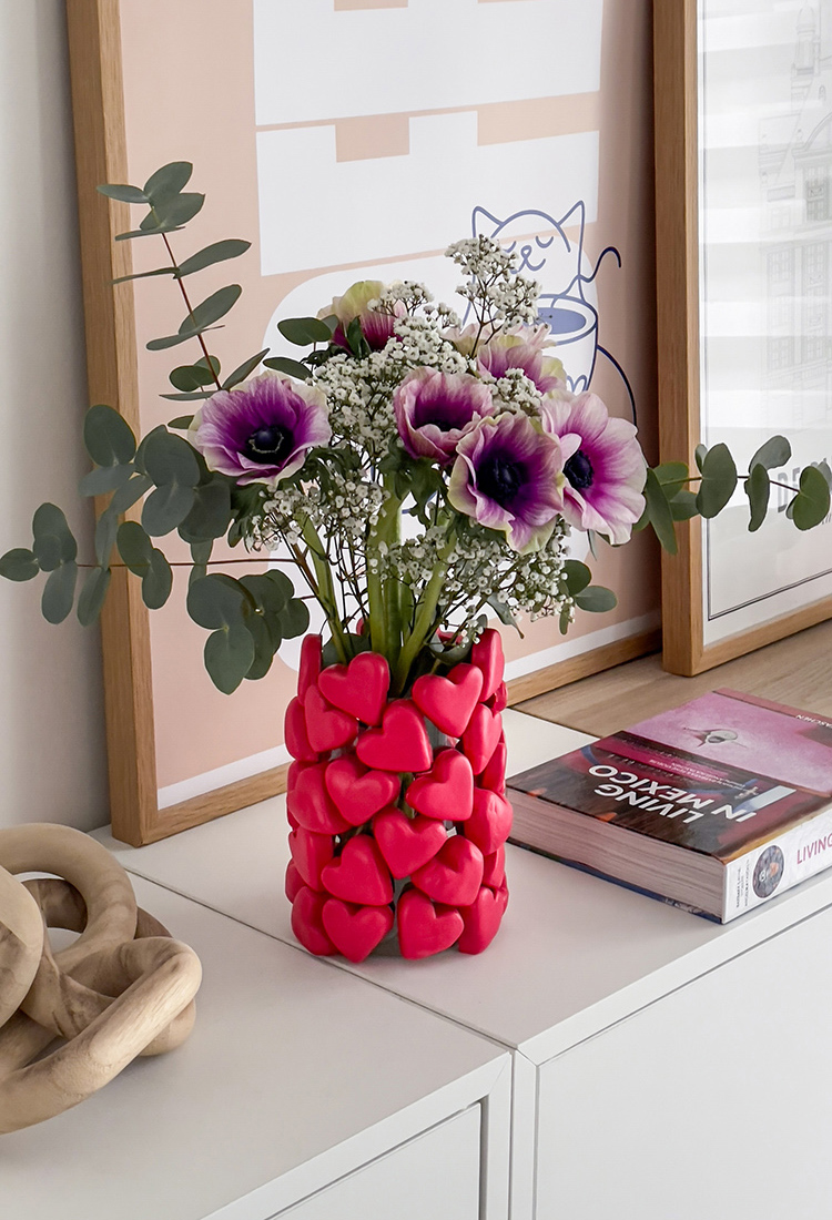 Vase en cœurs DIY rouge réalisé avec de l'argile
